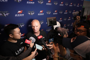 混团世界杯：日本队全场被中国观众针对，张本智和的表情亮了！